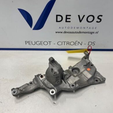 Opel Vivaro 2.0 Diesel 145 Alternator lower bracket AH01 2024 9820041180