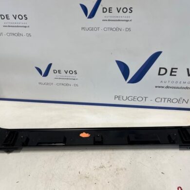 Peugeot 3008 1.2 12V Hybrid 136 Radiateurbalk 2024 9854272680