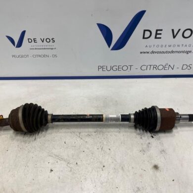 Peugeot 2008 1.2 VTi 12V PureTech 100 Aandrijfas links-voor HNK-HN05 2021 9824359680-1642341880 20XJ03