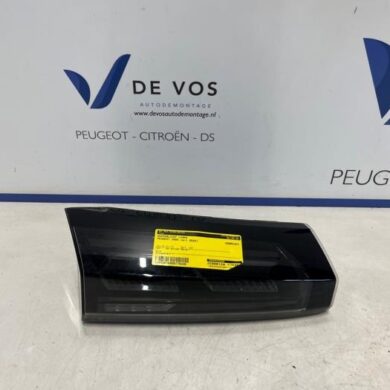 Peugeot 2008 e-2008 54 kWh Achterlicht links 2024 9850439280