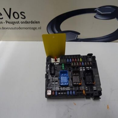 Peugeot 3008  Fuse box 2017 9810296180