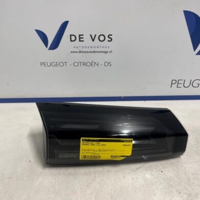 Peugeot 2008 1.2 Hybrid 136 Achterlicht links 2024 9850439280