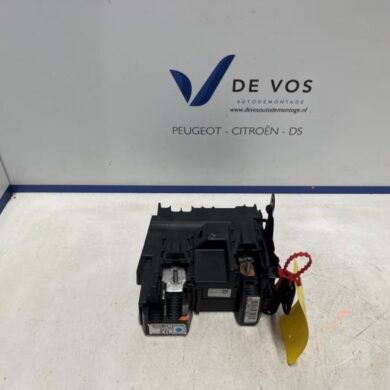 DS Automobiles DS7 Crossback 1.6 16V E-Tense 225 Zekeringkast 2023 9822465180