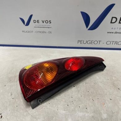 Peugeot 107 1.0 12V Achterlicht links 2013 1607990580