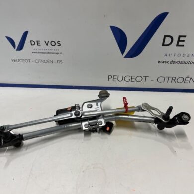 Peugeot 208 1.2 Hybrid 136 Front wiper motor 2025 9824784980