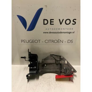 Peugeot 407  Alternator lower bracket 2005 5706J5