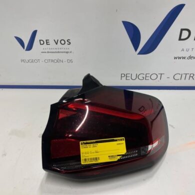 Citroen C4 1.2 Hybrid 136 Taillight, right 2024 9831100080