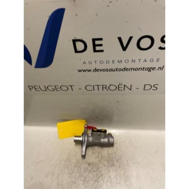 Peugeot 208 1.6 16V THP 155 Master cylinder 5F02-5FV5F02 2013 4601R9