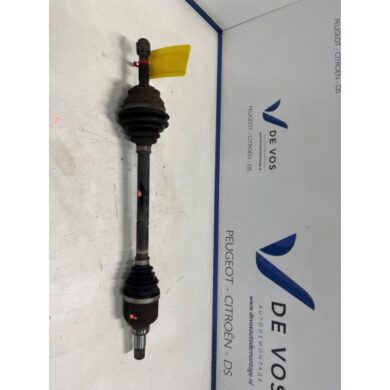 Peugeot 2008 1.2 Vti 12V PureTech 82 Aandrijfas links-voor HMZ-HM01 2015 9677209780-1609763880 20CR14