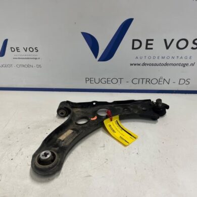 Peugeot 208 1.2 Vti 12V PureTech 100 Front wishbone, right 2023 9857897880