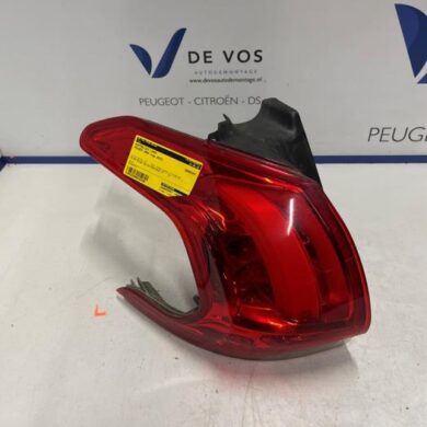 Peugeot 2008 1.2 Vti 12V PureTech 82 Achterlicht links 2015 9678074280