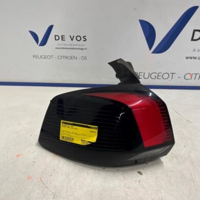 Peugeot 5008 1.2 12V e-THP PureTech 130 Rücklicht links 2018 9811028080
