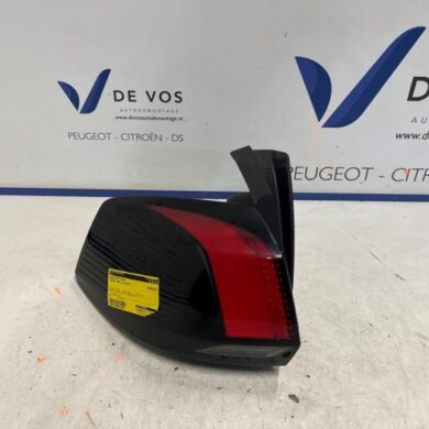 Peugeot 5008 1.6 BlueHDi 115 Rücklicht links 2017 9811028080