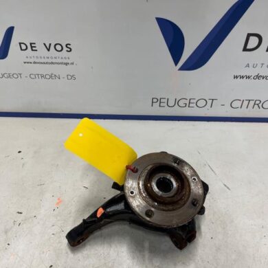 Peugeot 2008  Fusee rechts-voor 2024 9826532380