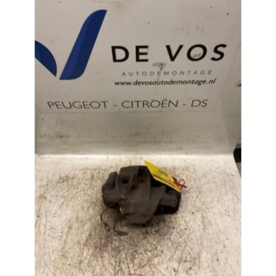Peugeot 607 2.2 HDi 16V FAP Remklauw (Tang) links-voor 4HX 2002 4401C2