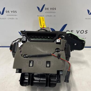 Peugeot 308 1.6 16V HYbrid 180 Heater housing 2023 9837588380